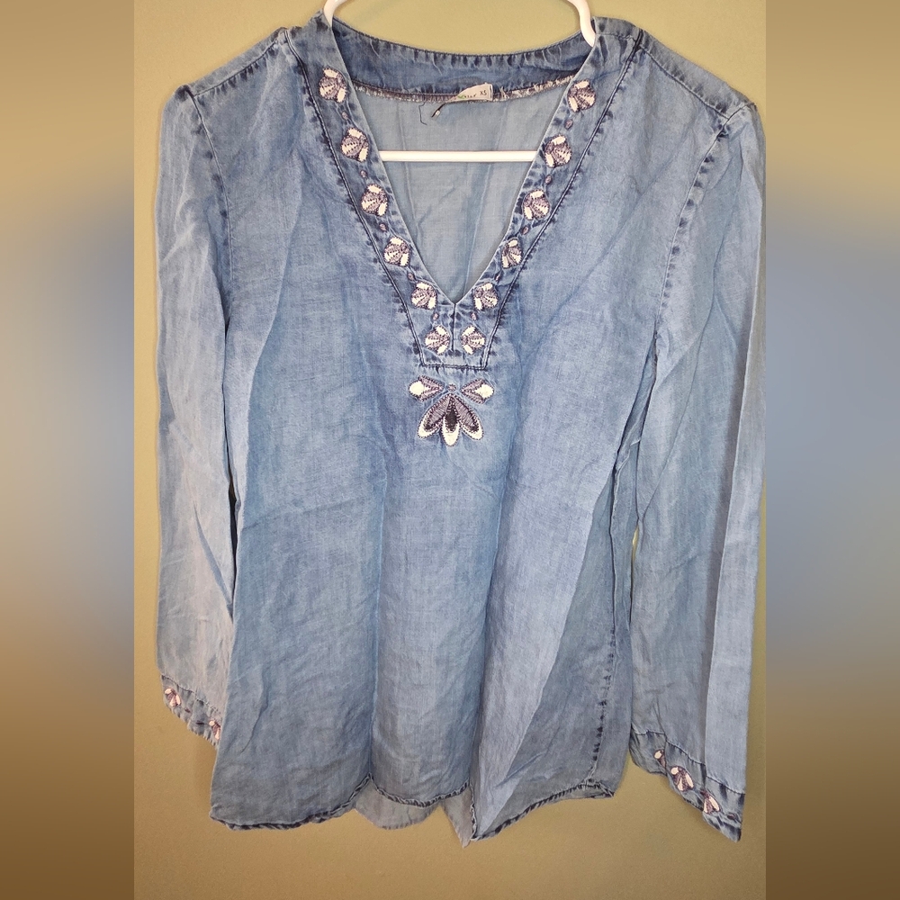 Beija Flor Embroidered Chambray Peasant Top – Size XS